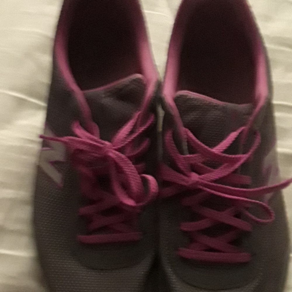 Tennis shoes